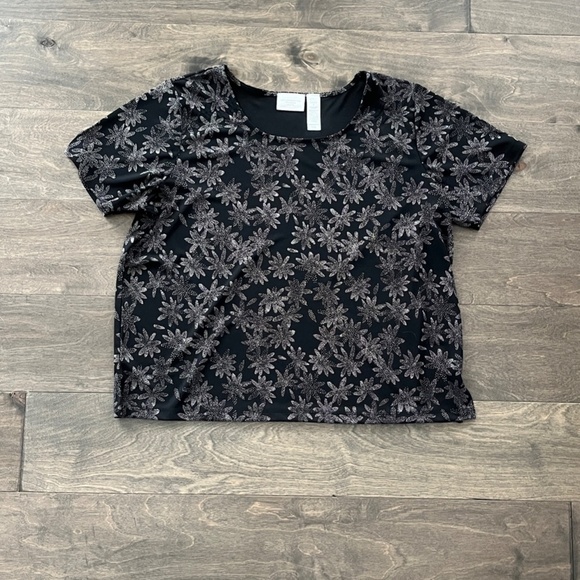 Liz Claiborne Woman Shirt Black with Dot Flower Pattern Petite (SIZE 2) - Picture 1 of 3